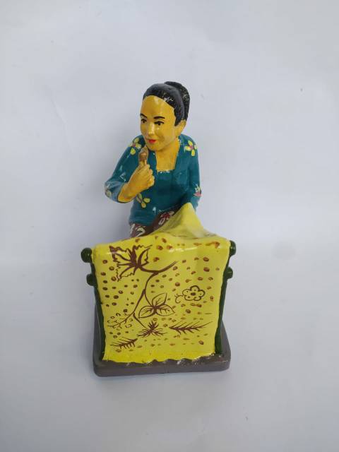 PAJANGAN MINIATUR WANITA SEDANG MEMBATIK UKURAN 12x10x17 cm BAHAN FIBERGLASS - DEKORASI RUMAH MURAH