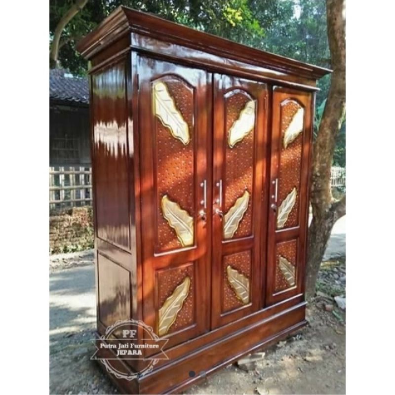 Almari pakaian pintu 3 - Lemari kayu jati ukir Jepara warna natural emas