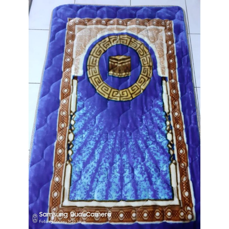 sejadah busa tebal dengan bulu yang lembut