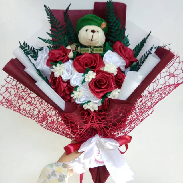 Buket wisuda/ bucket bunga murah/ boneka tni / bunga wisuda murah/ bunga murah/ bucket murah/bucket 