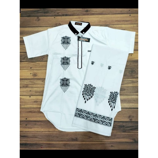 setelan baju Koko pintu Aceh dan sarung motif pintu Aceh