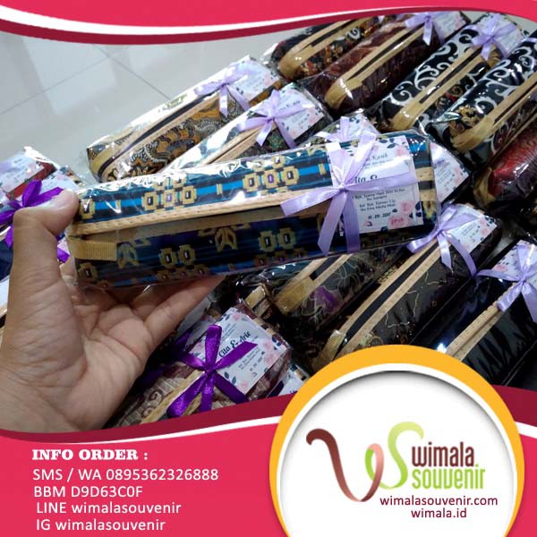 

Souvenir tempat pencil batik pita