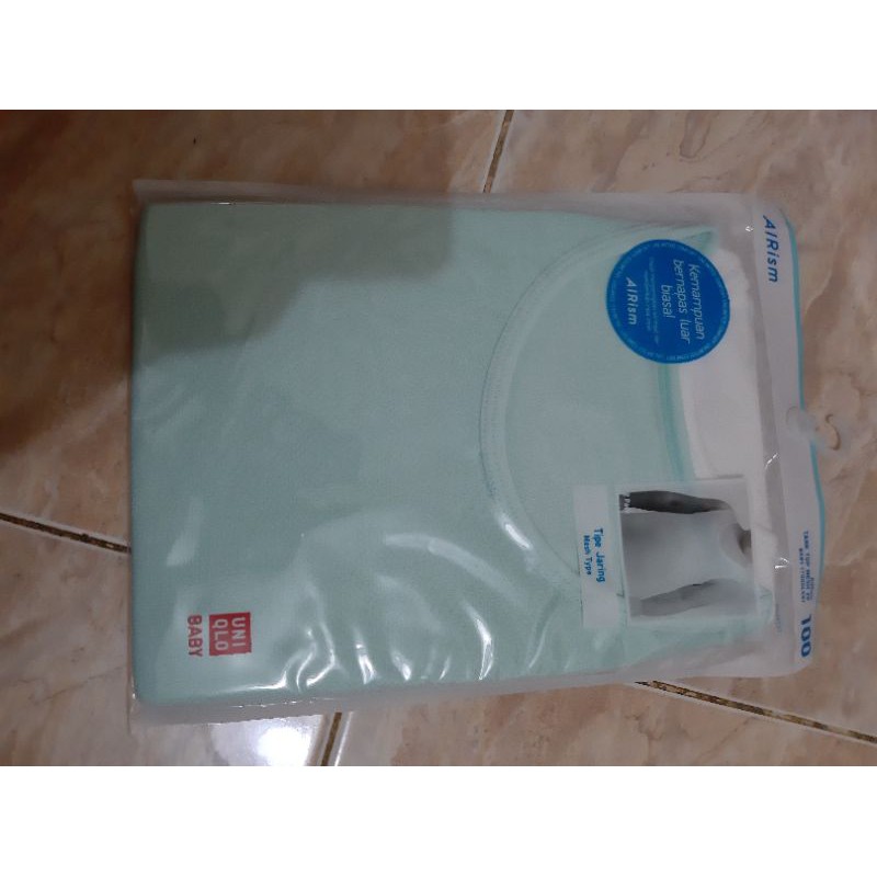 Uniqlo Airism vest/kaos dalam size 100