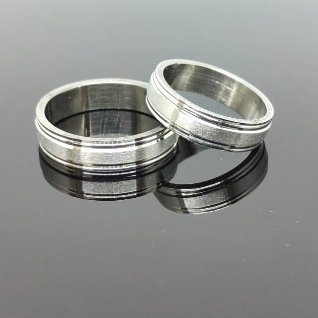 Cincin titanium Pria Wanita Anti Karat Warna Silver Motif Garis Garis