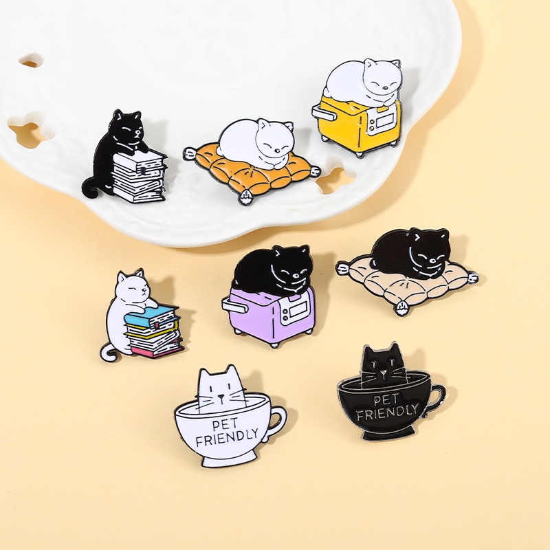 Bros Pin Enamel Desain Kartun Kucing / Buku / Cangkir Air Untuk Aksesoris Pakaian