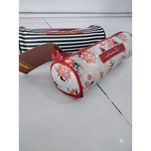 

Tempat pensil Dannis salur dan bunga