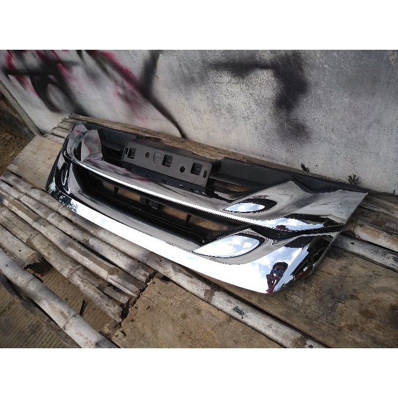 grill Isuzu MUX 2014