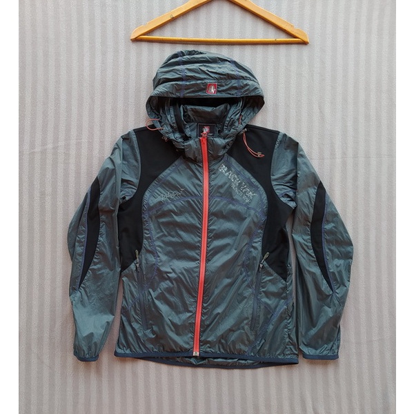 JAKET WINDBREAKER SPORT BLAC YAK BEKAS