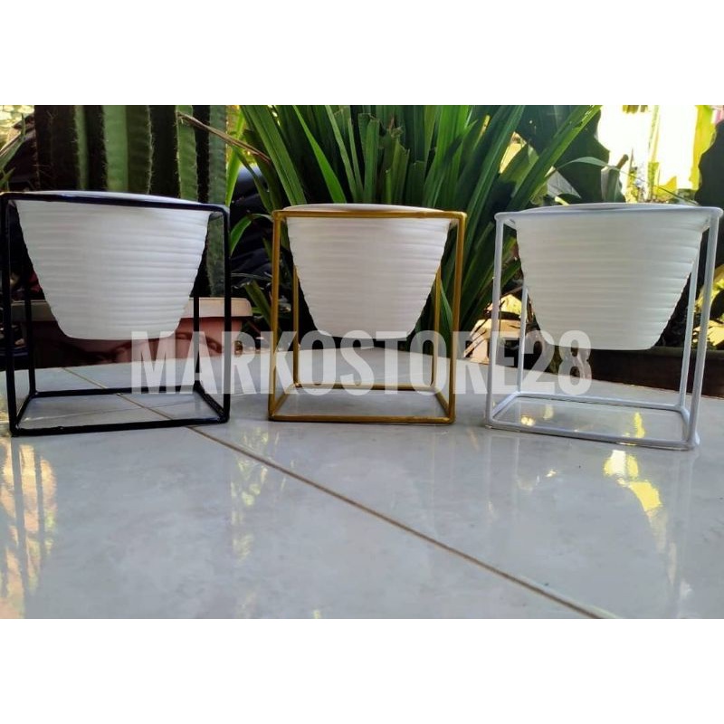Rak Bunga Besi Minimalis / Dudukan Bunga Besi / Standing pot