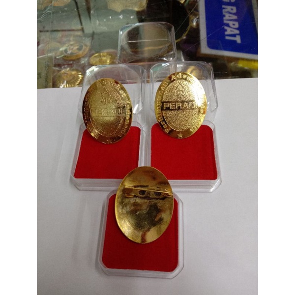 pin peradi oval sepuh emas-peniti