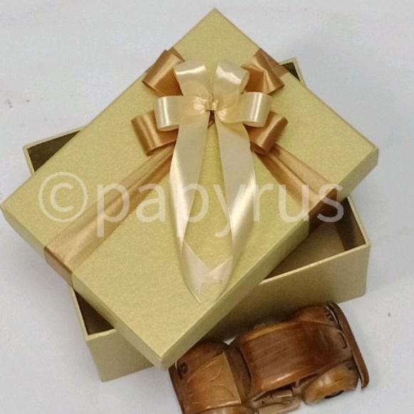 

Grosir Bermutu Papyrus 15x20 tinggi 10cm Kotak Kado Gift Box Hadiah