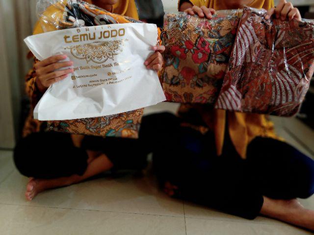 Nagita Slavina Tunik Batik / Atasan / Baju Batik Kantor Modern Wanita Modis Murah Kekinian