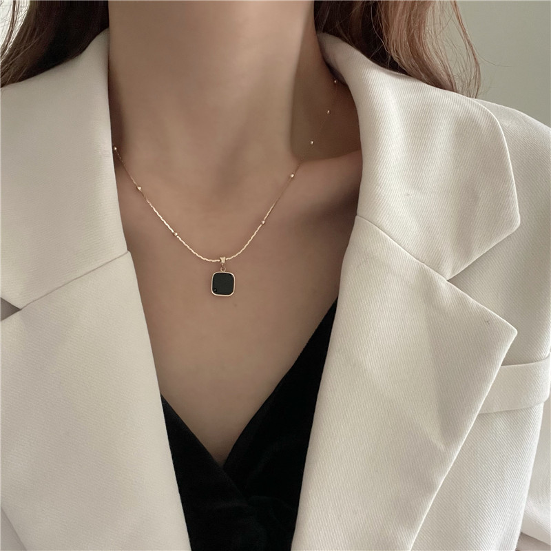 Kalung Liontin Bentuk Persegi Geometris Bahan Logam Warna Hitam Gaya Korea Untuk Wanita