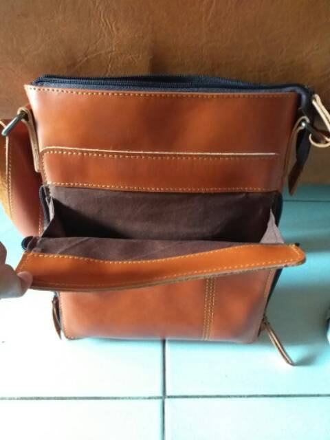 Tas kulit pria model selempang bahan full up asli garut