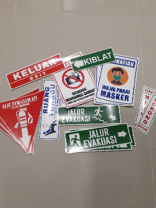 Sticker Waterproof Penunjuk Alat Pemadam Api Apar Segitiga 23x23cm Rambu K3