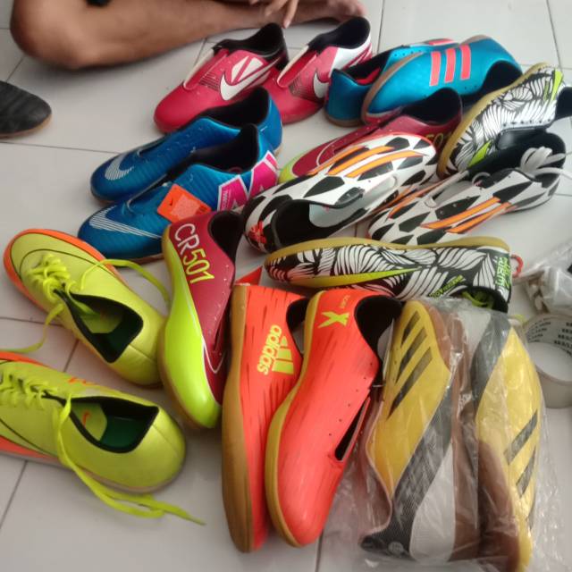 sepatu futsal cuci gudang