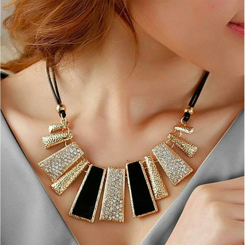 Gothic Diamante Kalung Wanita Hollow