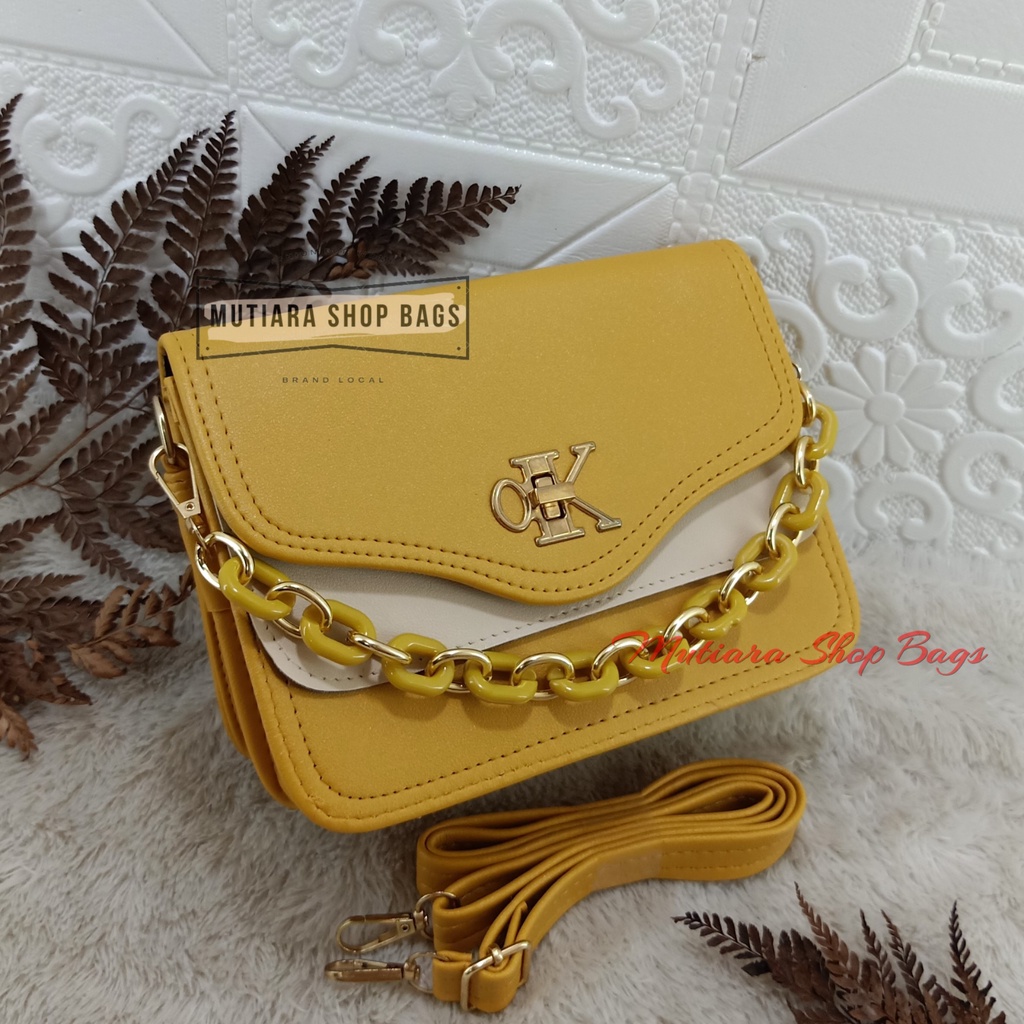 New Arrival!!! Tas Selempang Fashion Wanita Kunci Putar oK Kekinian Free Tali Rantai Giok Import Uk.16X22cm (Tali Rantai Sesuai Stok Yang Ada Tidak Bisa Sesuai Gambar)