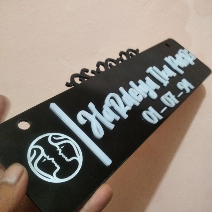 

Sign board Bikin nama pribadi timbul logo zodiak grafir 30x12 - tulisan putih Elegan