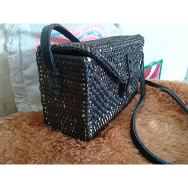 

Tas Rotan Kotak Polos