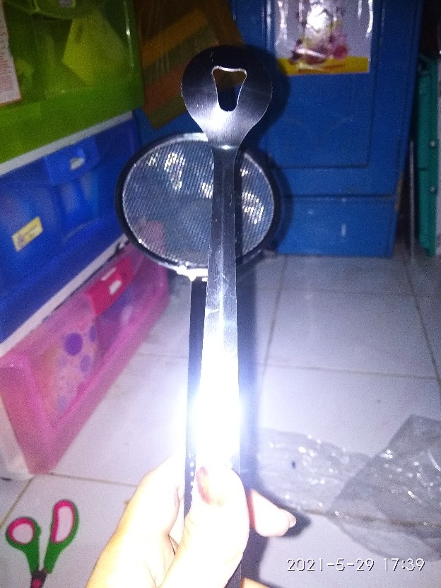 Jepitan Penggorengan Dengan Tirisan Minyak