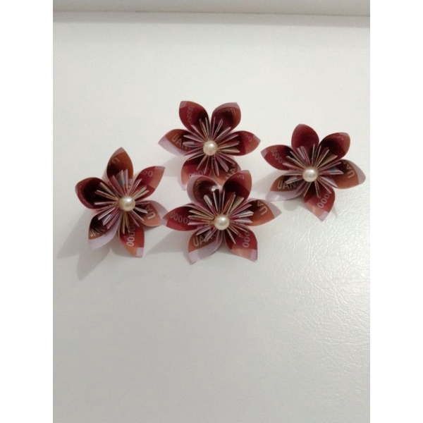 Bunga uang mainan untuk mahar. Bunga mahar uang mainan, uang kertas