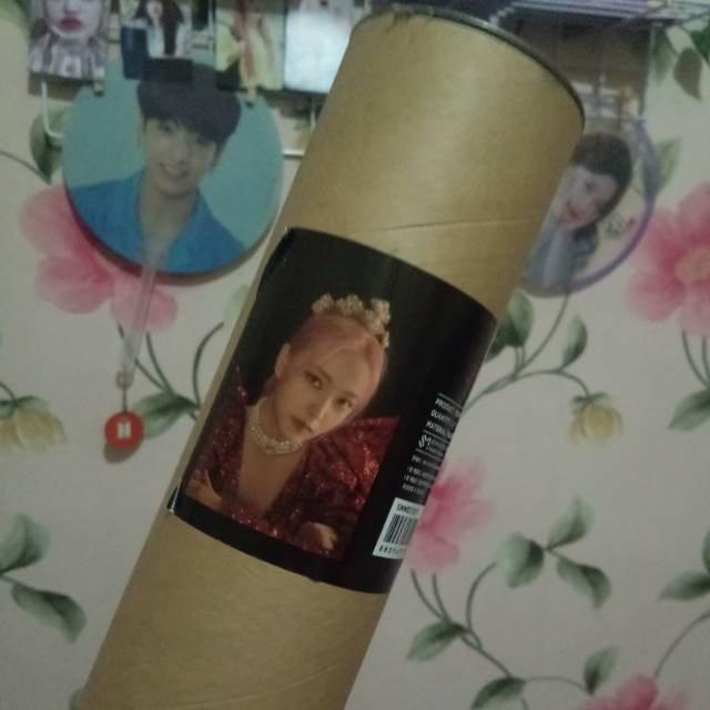 Poster yeri red velvet official la rouge