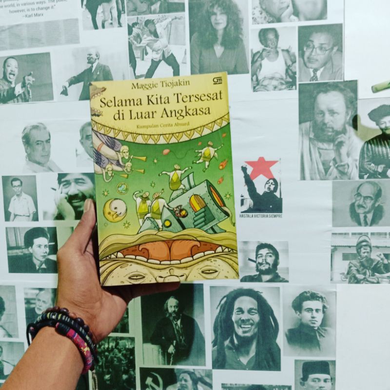 Selama Kita Tersesat di Luar Angkasa by Maggie Tiojakin