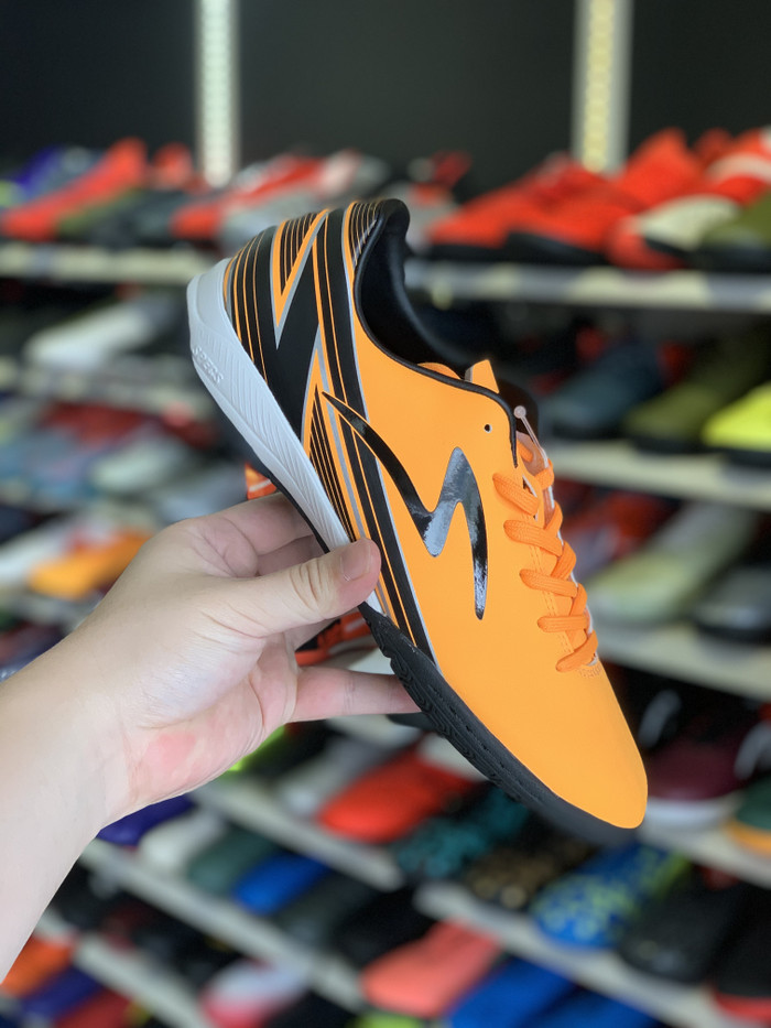 Sepatu futsal specs accelerator lightspeed 20 orange pop new 2020