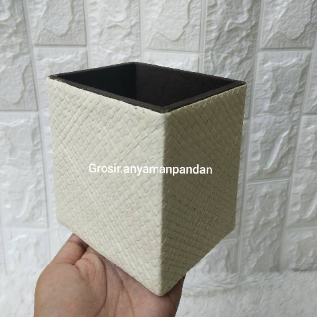 

BOX TEMPAT PENSIL ANYAMAN PANDAN TERMURAH KOTAK PENSIL ANYAMAN PANDAN