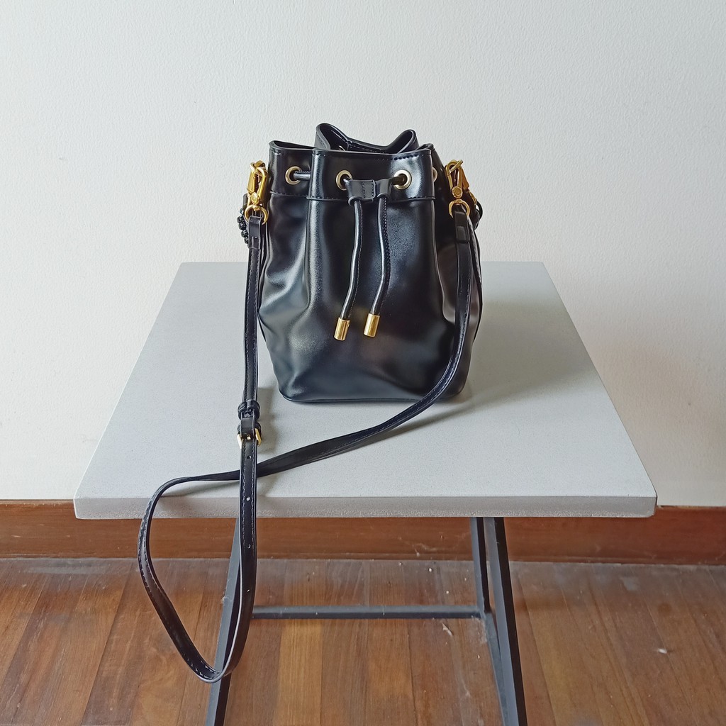 original Charles and Keith bucket bag / tas selempang hitam