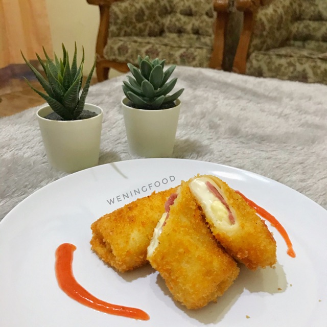 

Risoles Meler dan Samosa Cabe Setan