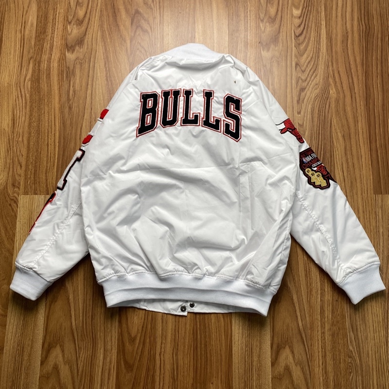 VARSITY JACKET BULLS - CHI PUTIH BORDIR BULU HITAM