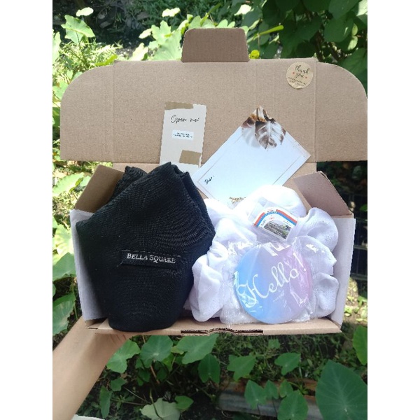 

Hampers hijab + scrunchie giftbox hadiah ulang tahun sempro wisuda spesial