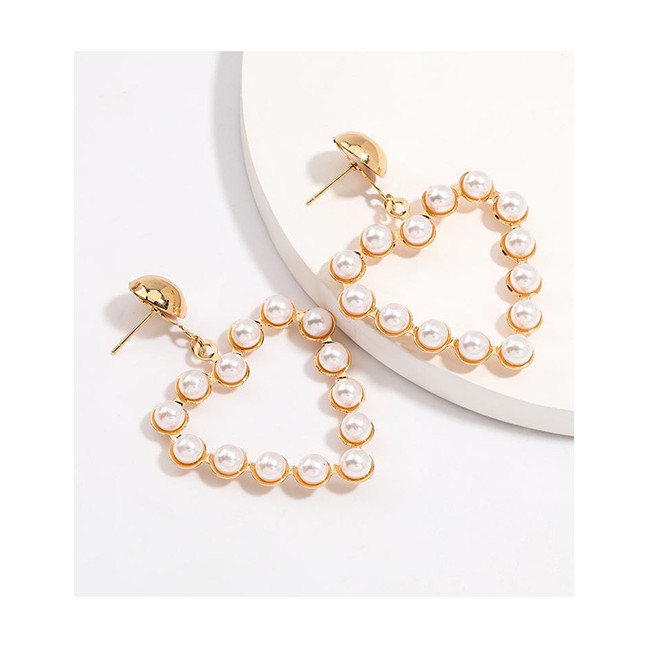 LRC Anting Tusuk Fashion Golden Heart-shaped Alloy Earrings With Pearl Geometry K10057