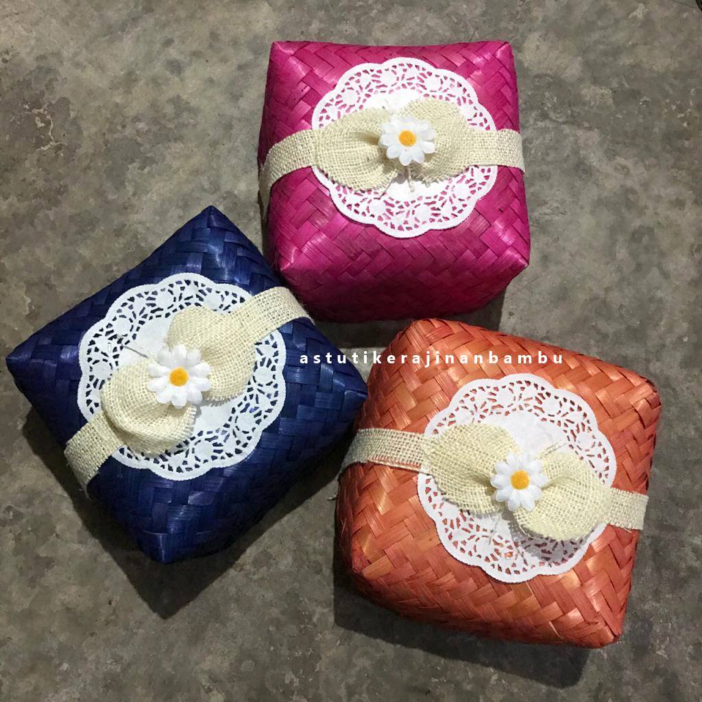 

Besek Warna Pita Goni Blicing 20 x 20 x 8 cm/Besek Warna Pita/Besek Pita Unik/Besek Bambu Jogja