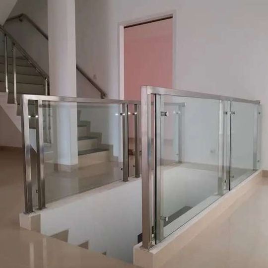 Kaca tempered clear 10mm railing tangga