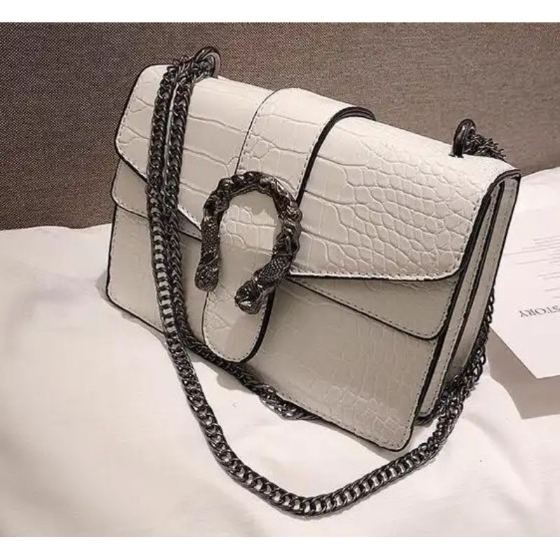 

Kode : ELJ 5067IDR : 147 rb Bahan : Kulit Pu ukuran: 16 x 22 x 8 cm Warna : Black,White, Brown, Red