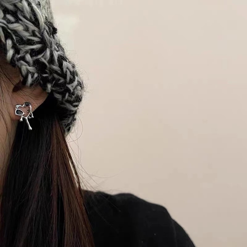 Anting Tusuk Gantung Asimetris Desain Hati Hollow Hias Zircon Hitam Untuk Wanita