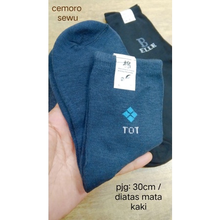 kaos kaki kerja tebal di atas mata kaki