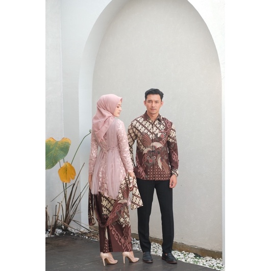 (Akita-zara tunik series Rose) set couple kebaya wanita &amp; kemeja batik pria. kebaya wisuda kebaya kondangan kebaya lamaran bahan lace premium