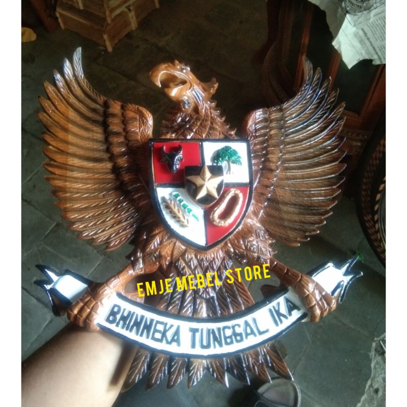 pajangan dinding kayu hiasan dekorasi ukir lambang burung garuda jati