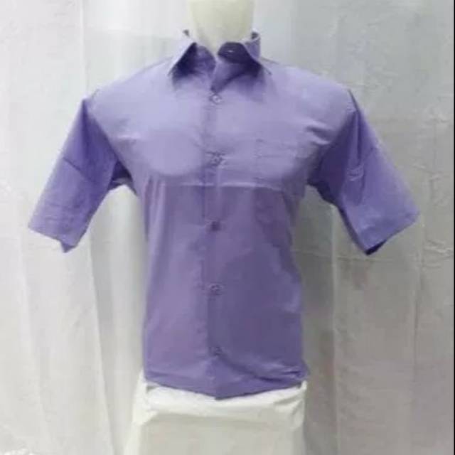 Kemeja ungu muda lengan pendek