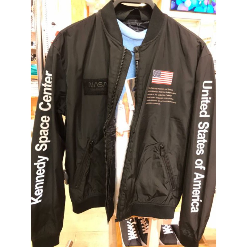 Jaket bomber nasa pull&bear