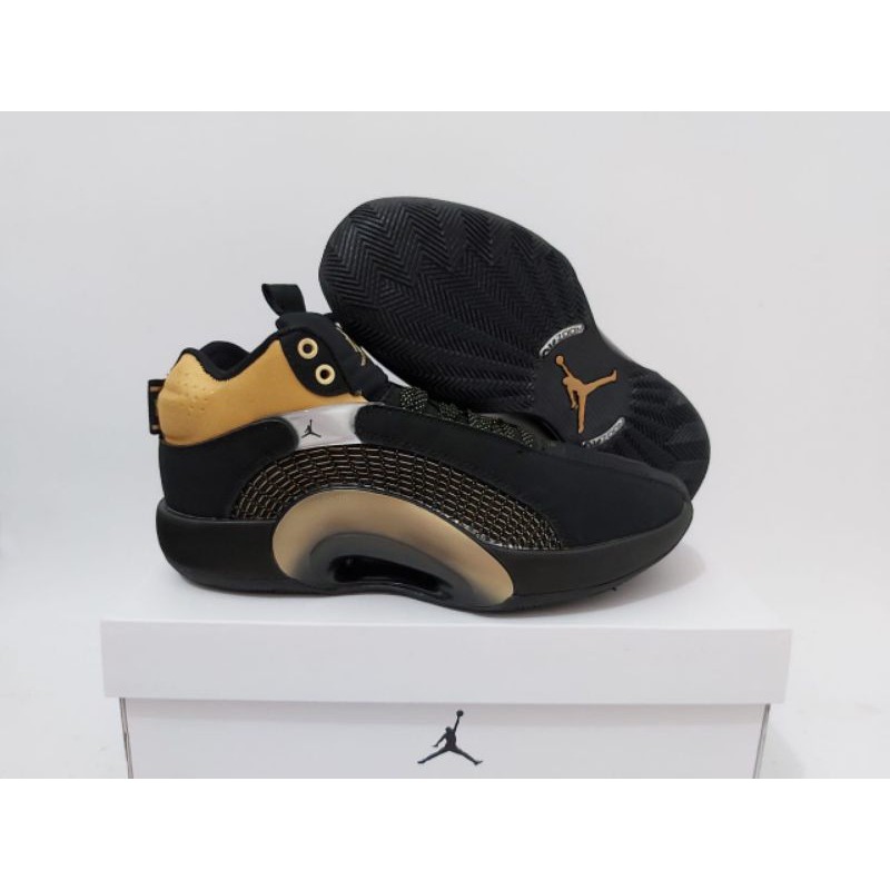 sepatu basket air Jordan 35 black gold .