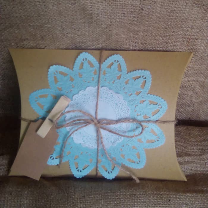 

READY STOCK PAKET PILLOW BOX/KOTAK KADO 300gr+DOYLEY WARNA #06, PLT 26X 20X6CM