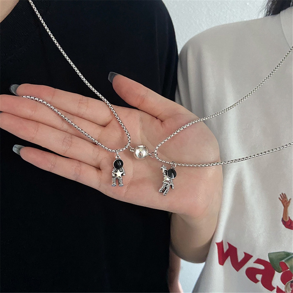 2pcs Kalung Rantai Choker Liontin Astronot Gaya Korea Untuk Pasangan