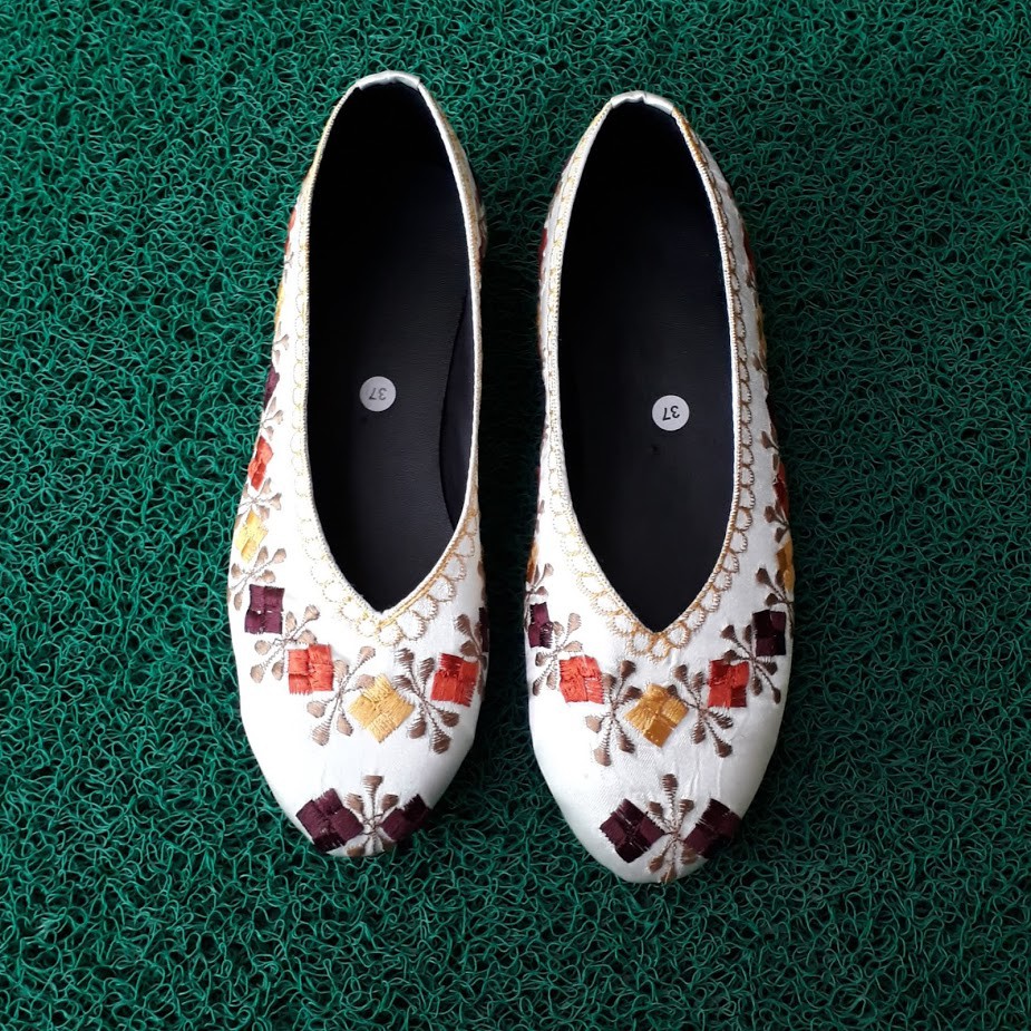 etnik fashion sepatu wanita flat slip on bordir terbaru murah ketupat putih