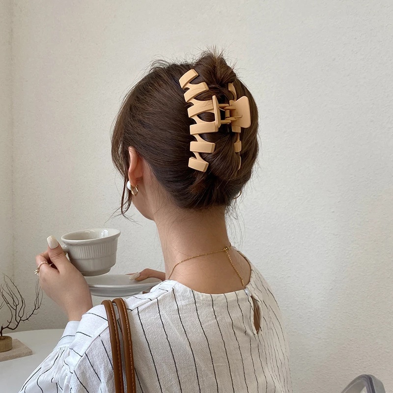 Jepit Rambut Cakar Bentuk Hiu Geometris Rongga Gaya Korea Untuk Wanita