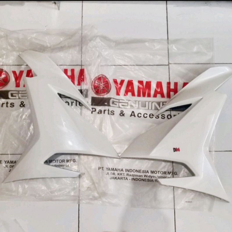 Panel,1/2 body samping kanan kiri Jupiter MX king 2PV-F835U-00-P/2PV-F835V-00-P0 warna putih origina